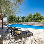 Lara Villa