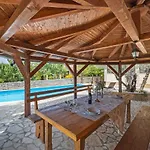 Lara Villa *
