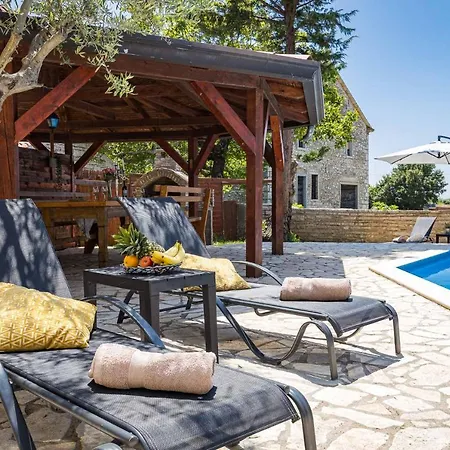 Lara Villa Velovici