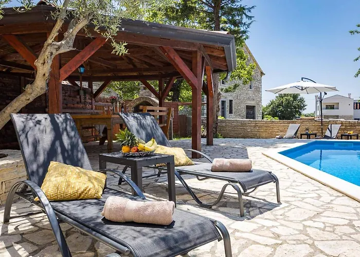 Lara Villa Velovici