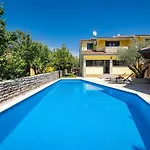 Lara Villa *