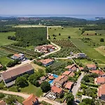 Lara Villa