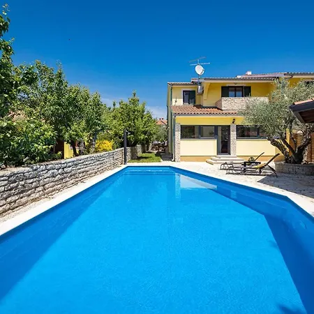 Lara Villa *