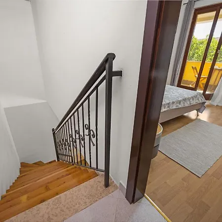 Lara Villa