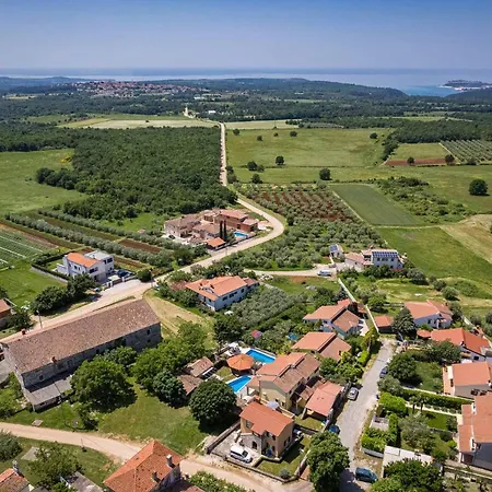 Lara Villa