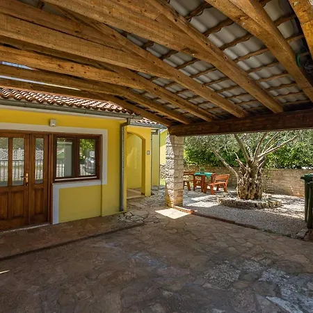 Lara Villa Velovici